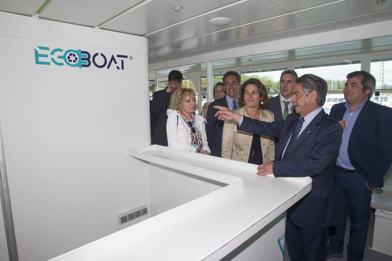 El presidente de Cantabria, Miguel Ángel Revilla, y la ministra de Transición Ecológica, Teresa Ribera, han inaugurado este martes el 'ECOCAT', el primer catamarán electrosolar de pasajeros de Europa, promovido y fabricado por la empresa cántabra Metaltec Naval.