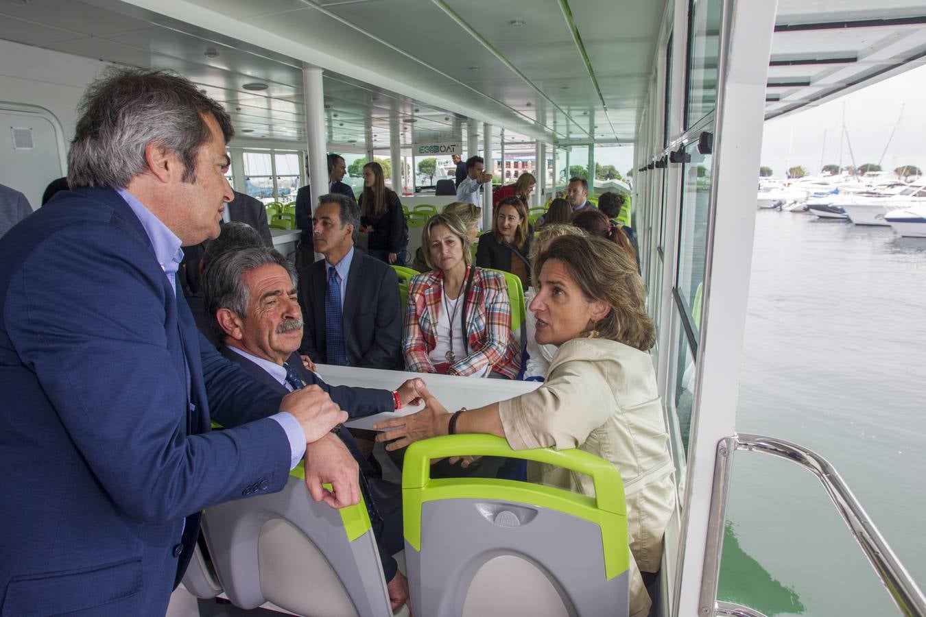 El presidente de Cantabria, Miguel Ángel Revilla, y la ministra de Transición Ecológica, Teresa Ribera, han inaugurado este martes el 'ECOCAT', el primer catamarán electrosolar de pasajeros de Europa, promovido y fabricado por la empresa cántabra Metaltec Naval.