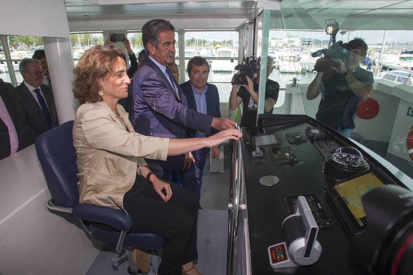 El presidente de Cantabria, Miguel Ángel Revilla, y la ministra de Transición Ecológica, Teresa Ribera, han inaugurado este martes el 'ECOCAT', el primer catamarán electrosolar de pasajeros de Europa, promovido y fabricado por la empresa cántabra Metaltec Naval.