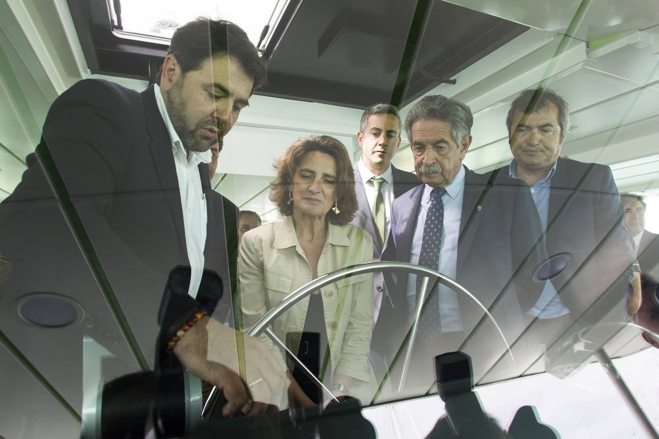 El presidente de Cantabria, Miguel Ángel Revilla, y la ministra de Transición Ecológica, Teresa Ribera, han inaugurado este martes el 'ECOCAT', el primer catamarán electrosolar de pasajeros de Europa, promovido y fabricado por la empresa cántabra Metaltec Naval.