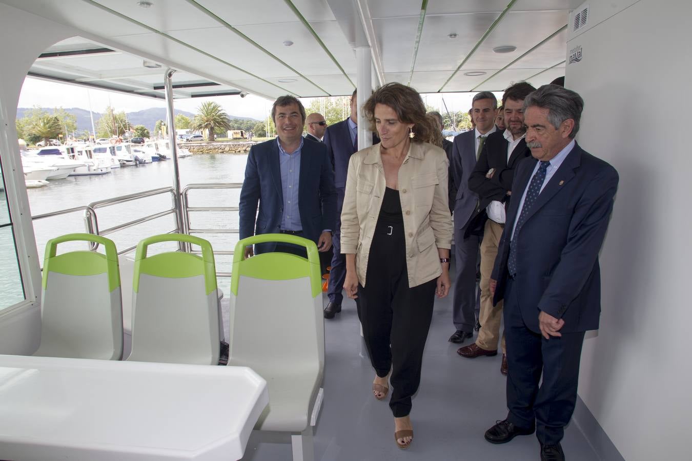 El presidente de Cantabria, Miguel Ángel Revilla, y la ministra de Transición Ecológica, Teresa Ribera, han inaugurado este martes el 'ECOCAT', el primer catamarán electrosolar de pasajeros de Europa, promovido y fabricado por la empresa cántabra Metaltec Naval.