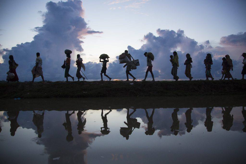 Personas refugiadas rohingyas cruzan la frontera entre Myanmar y Bangladesh el 9 de octubre de 2017