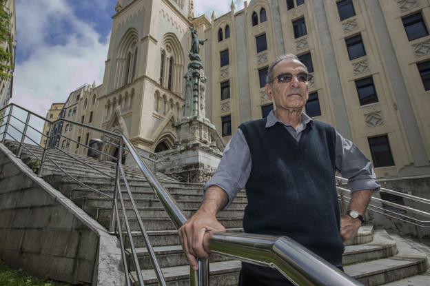 El religioso Tony Calleja, frente a la iglesia de Los Jesuitas de Santander. 