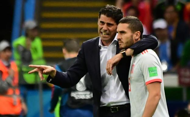 Fernando Hierro da instrucciones a Koke, suplente ante Irán.