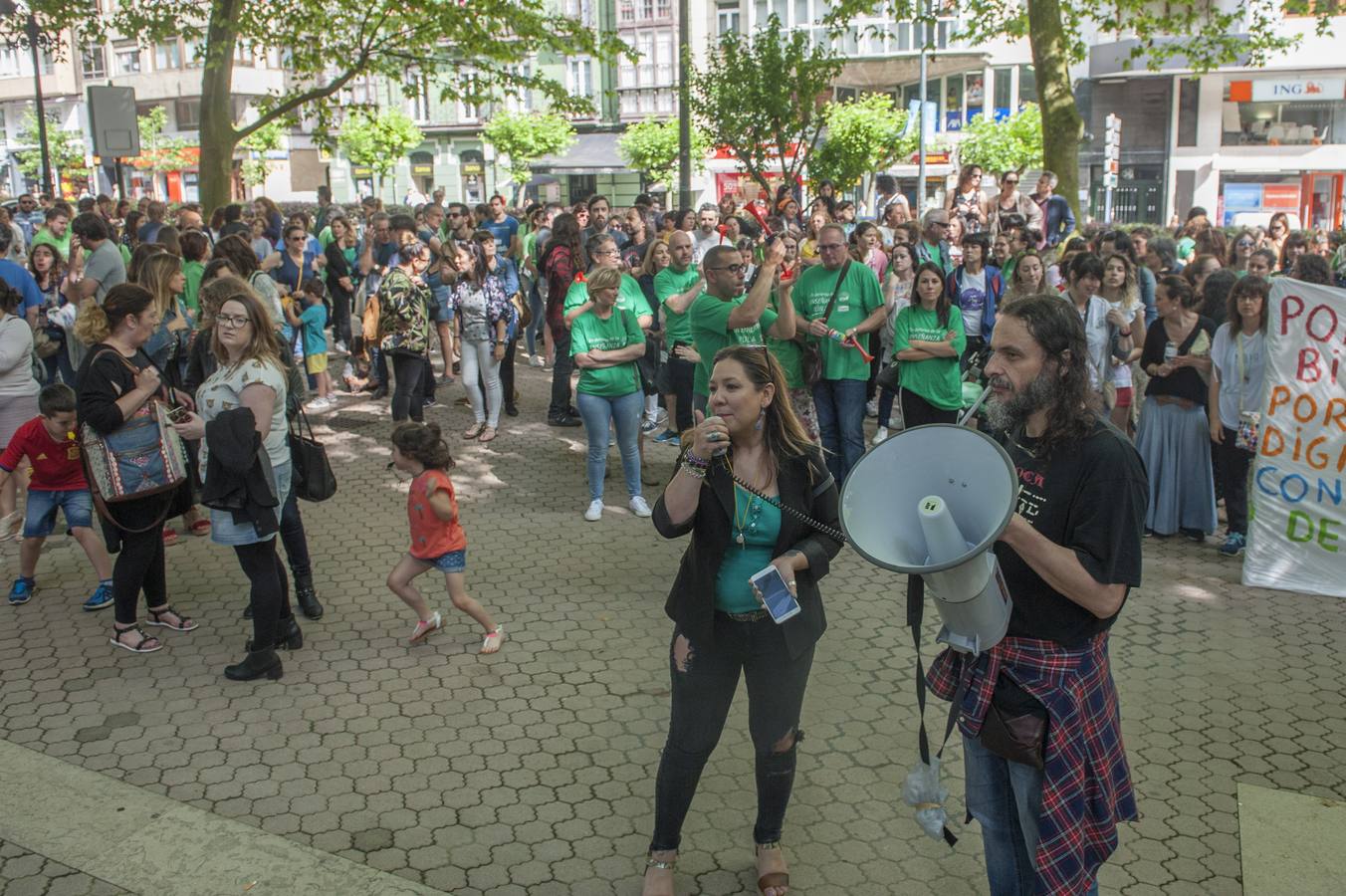 Fotos: Los maestros de Cantabria protestan ante la Consejería de Educación