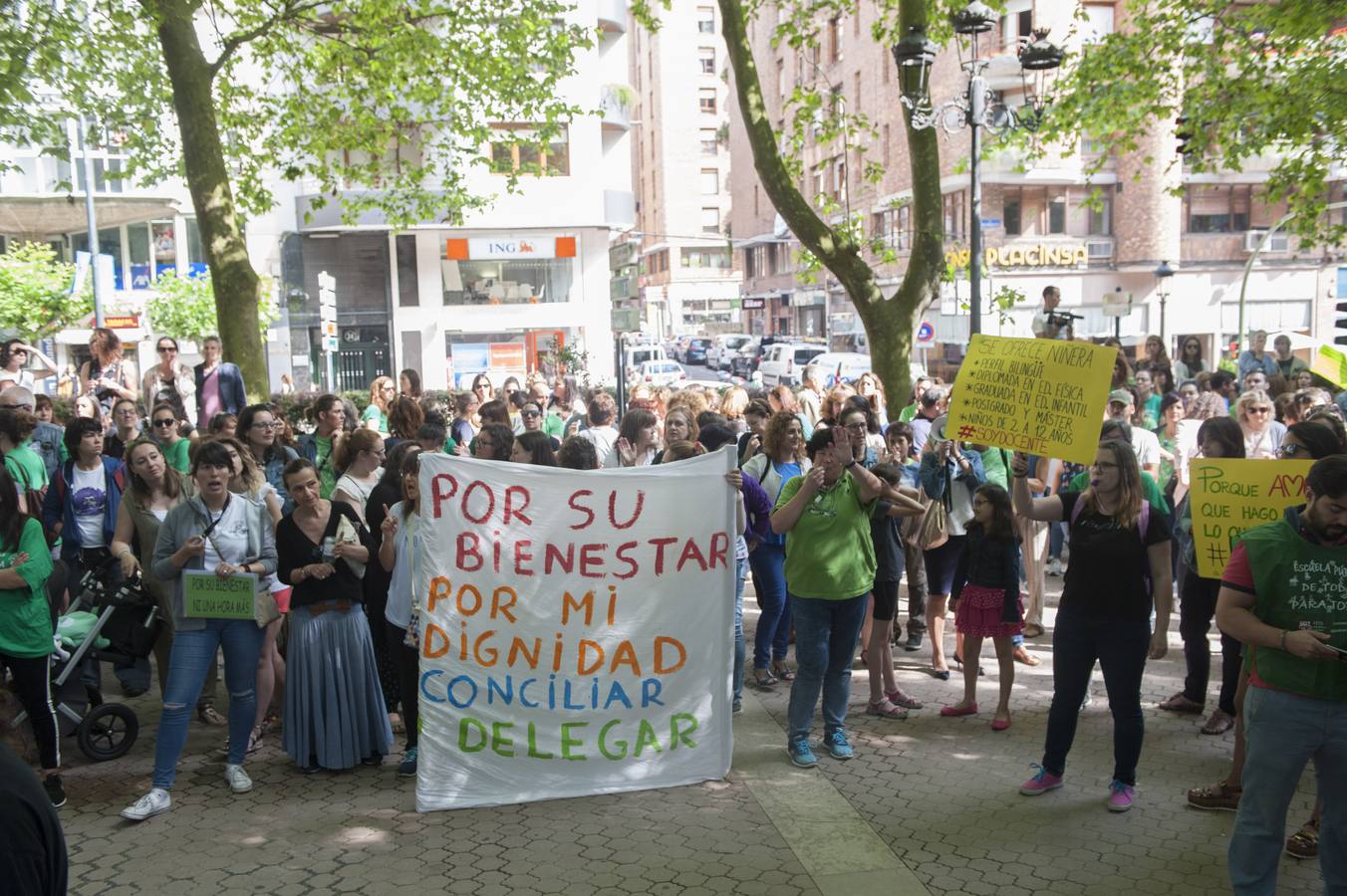 Fotos: Los maestros de Cantabria protestan ante la Consejería de Educación