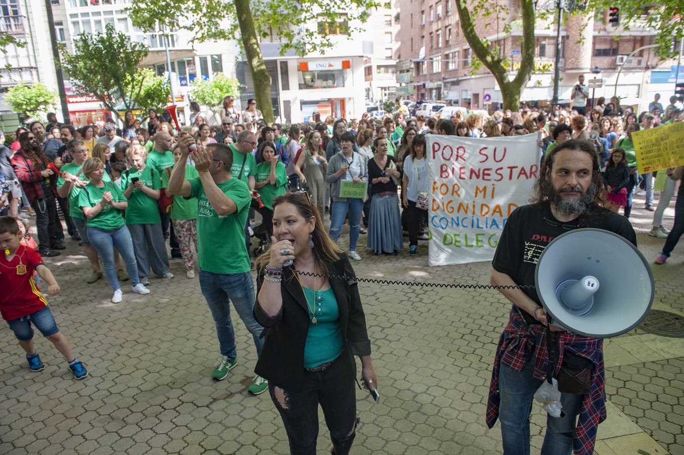 Fotos: Los maestros de Cantabria protestan ante la Consejería de Educación