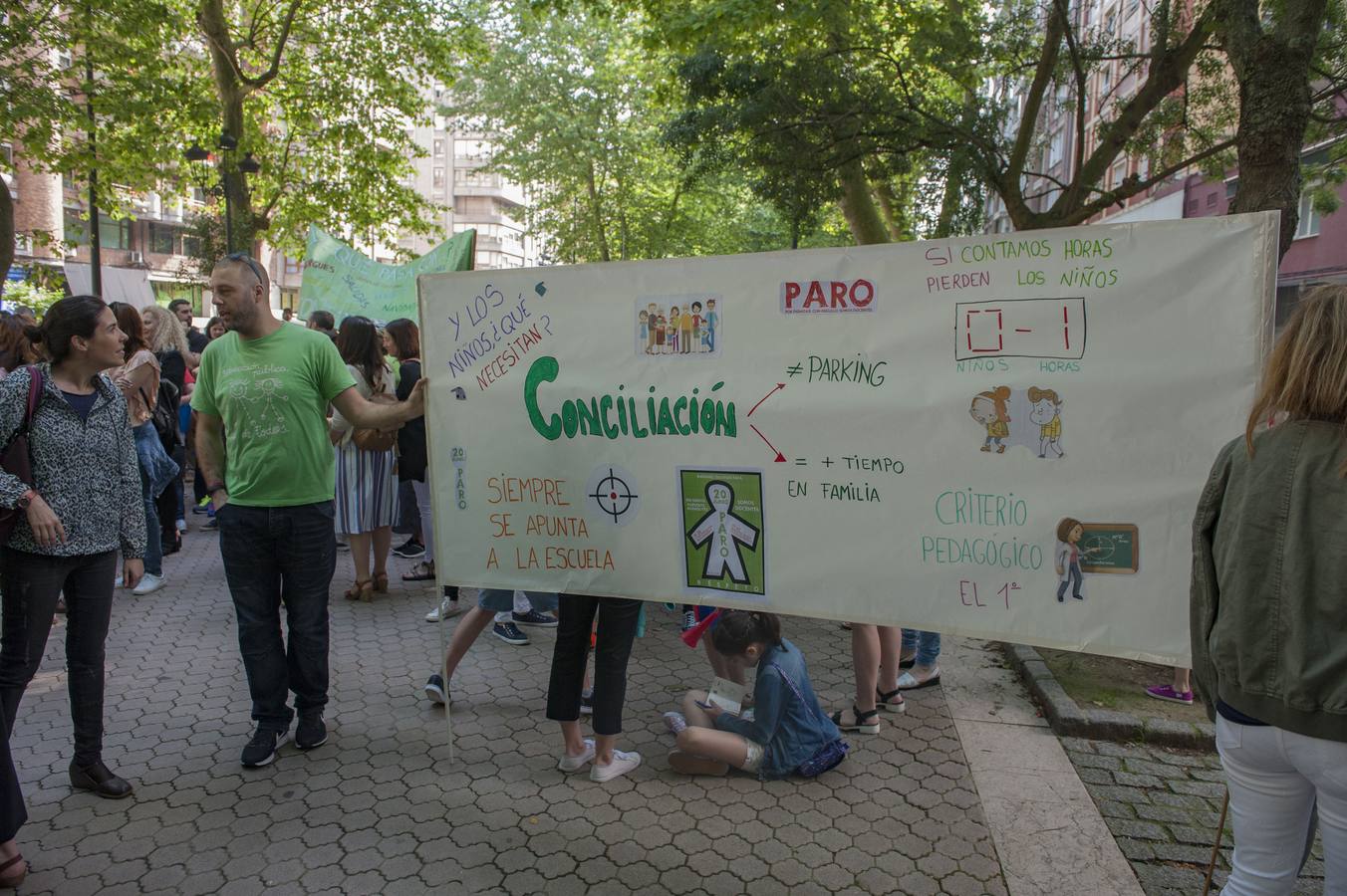 Fotos: Los maestros de Cantabria protestan ante la Consejería de Educación