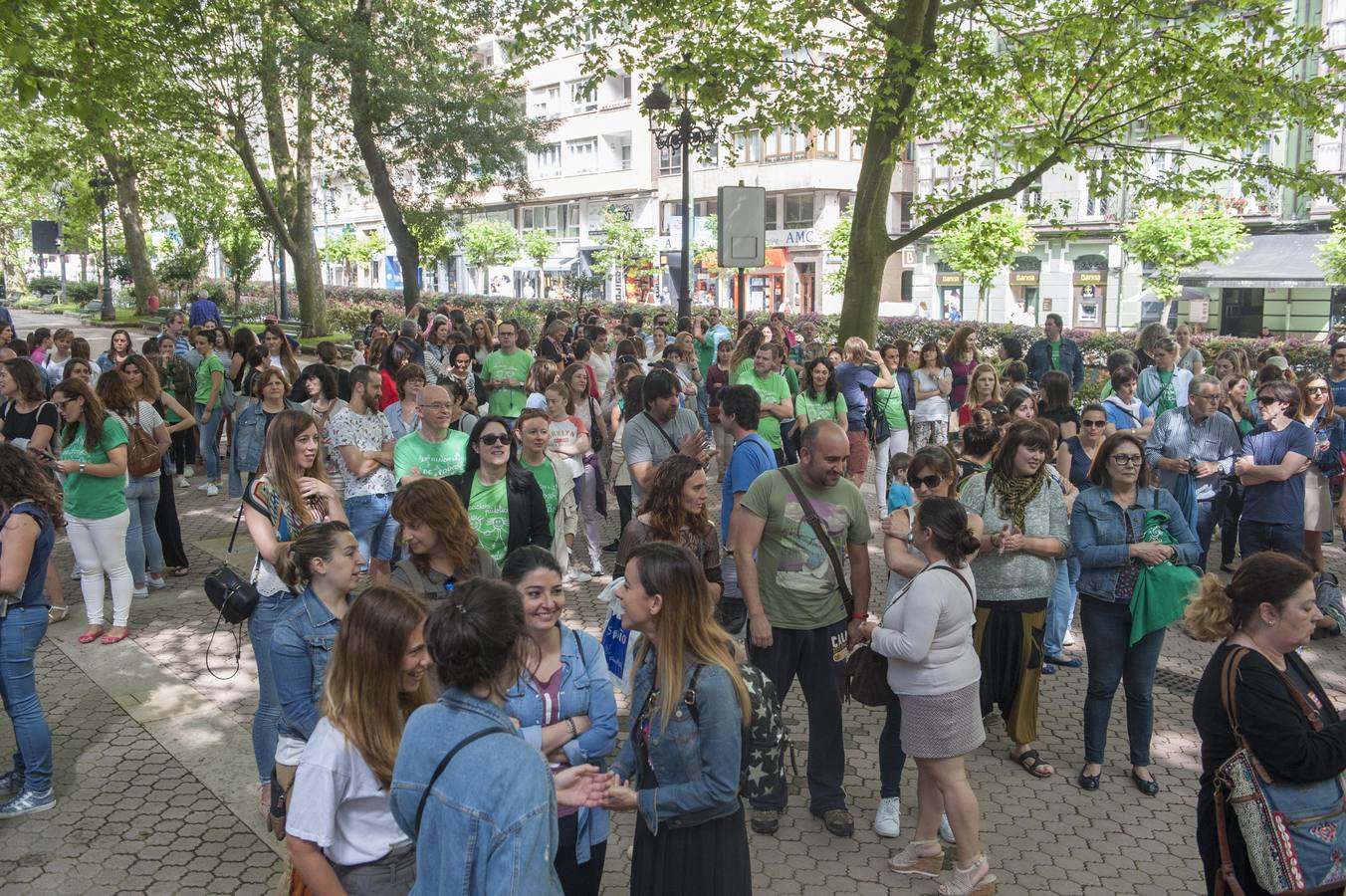 Fotos: Los maestros de Cantabria protestan ante la Consejería de Educación