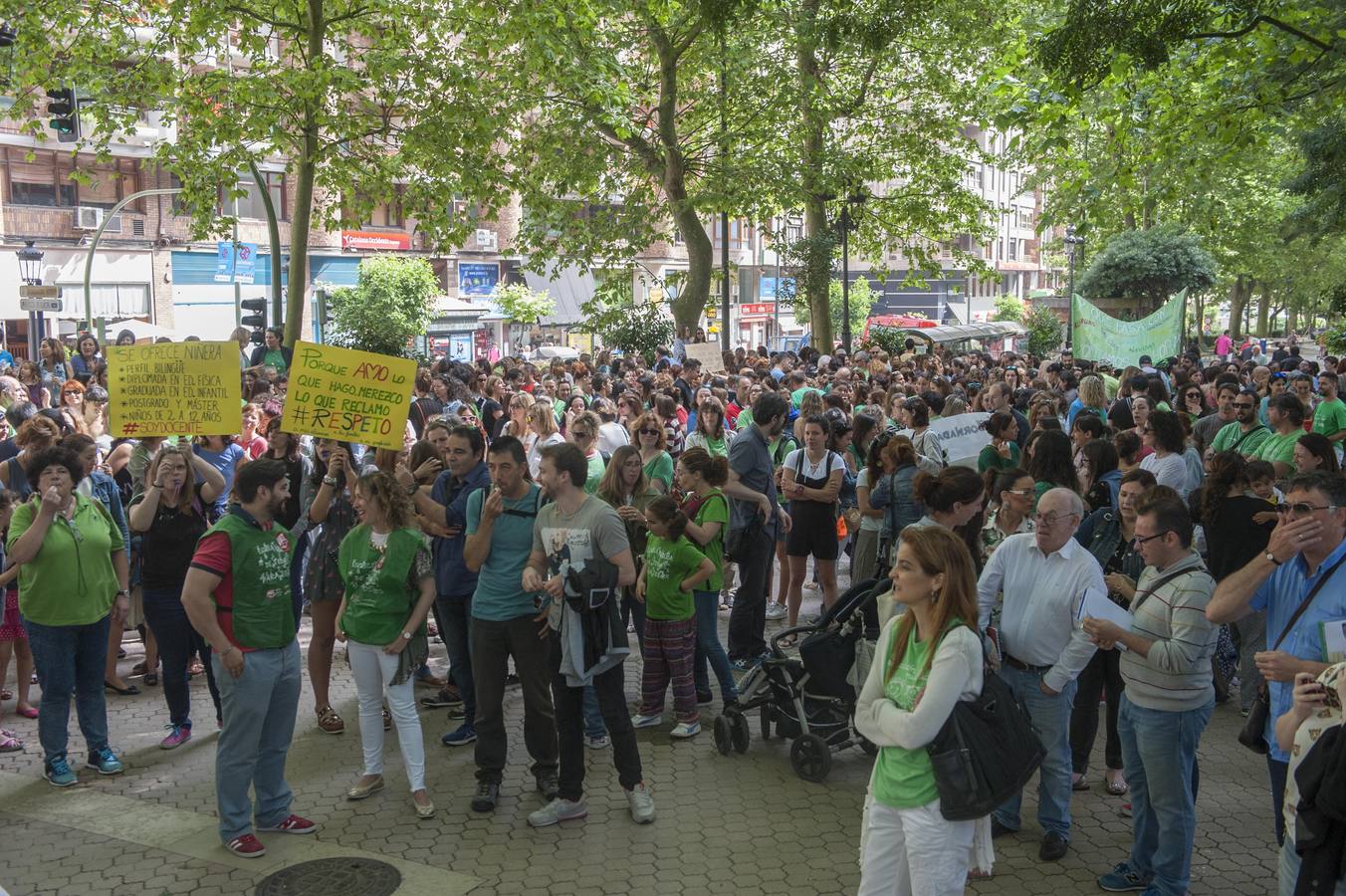 Fotos: Los maestros de Cantabria protestan ante la Consejería de Educación