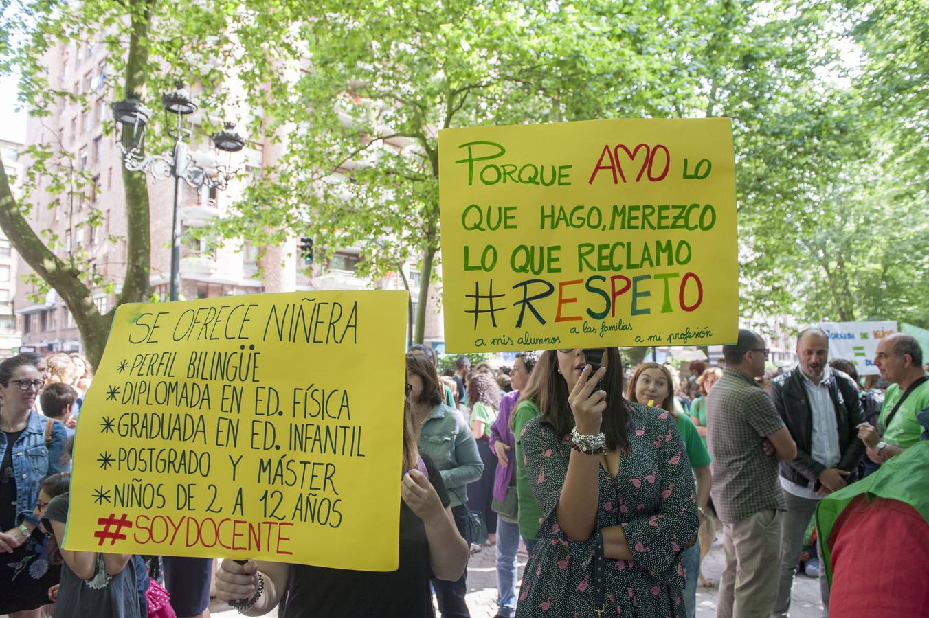 Fotos: Los maestros de Cantabria protestan ante la Consejería de Educación