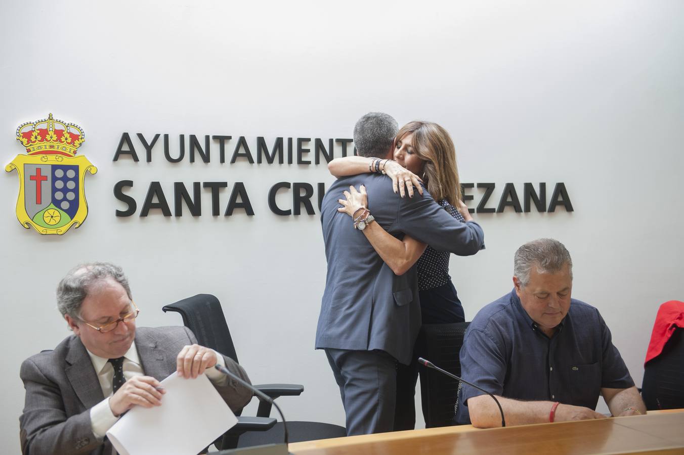 El pleno del Ayuntamiento de Bezana ve la renuncia del alcalde, Pablo Zuloaga, tras su nombramiento como delegado del Gobierno, y de su número dos, Raquel Saiz.