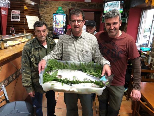 Gerardo, Fernando Aguayo y Roberto Fernández con el salmón de cinco kilos y medio. 