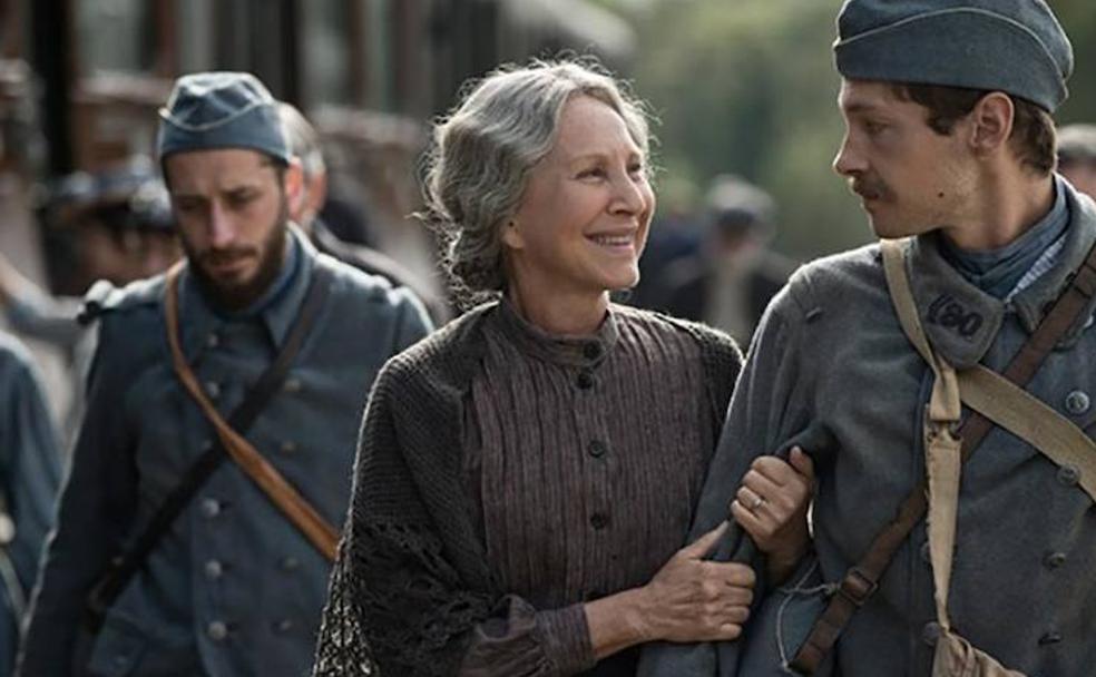 Nathalie Baye and Cyril Descours en 'Las guardianas' (2018).