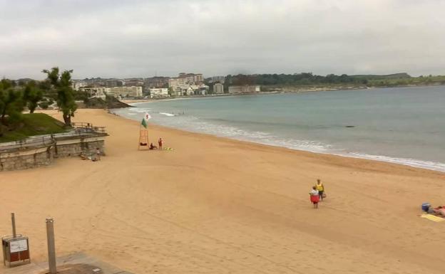 Imagen de la playa de El Sardinero, casi vacía este nublado mediodía.