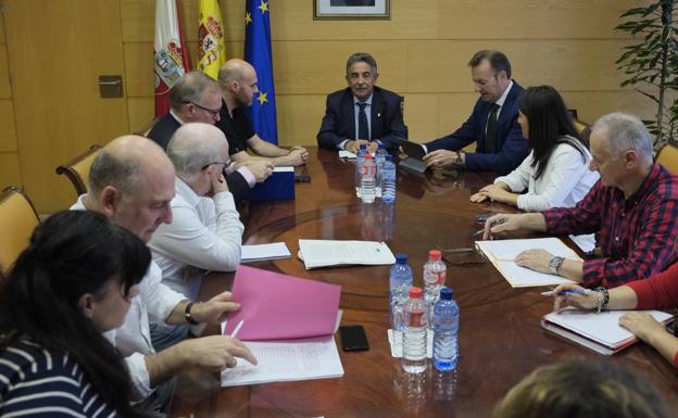 Reunión del presidente del Gobierno de Cantabria con la Junta Personal Docente, esta mañana.