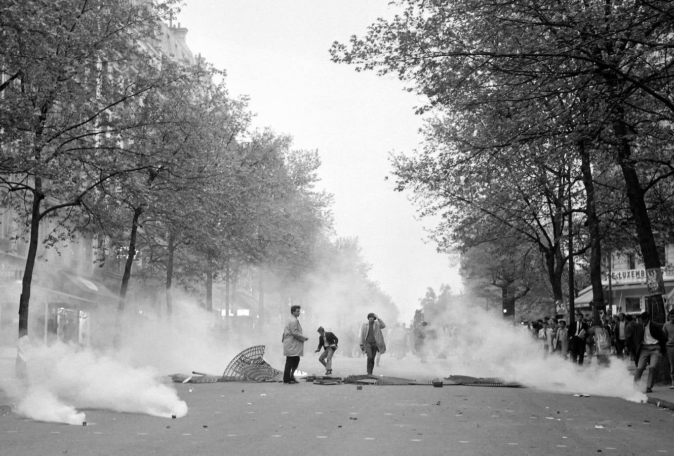 Fue un tiempo de ilusiones, de utopías… Los estudiantes tomaron las calles en mayo de 1968 para cargar contra la universidad, la sociedad de consumo y el sistema. Querían cambiar el mundo. Artistas e intelectuales cántabros recuerdan cómo vivieron un episodio histórico que se contagió a todo el mundo