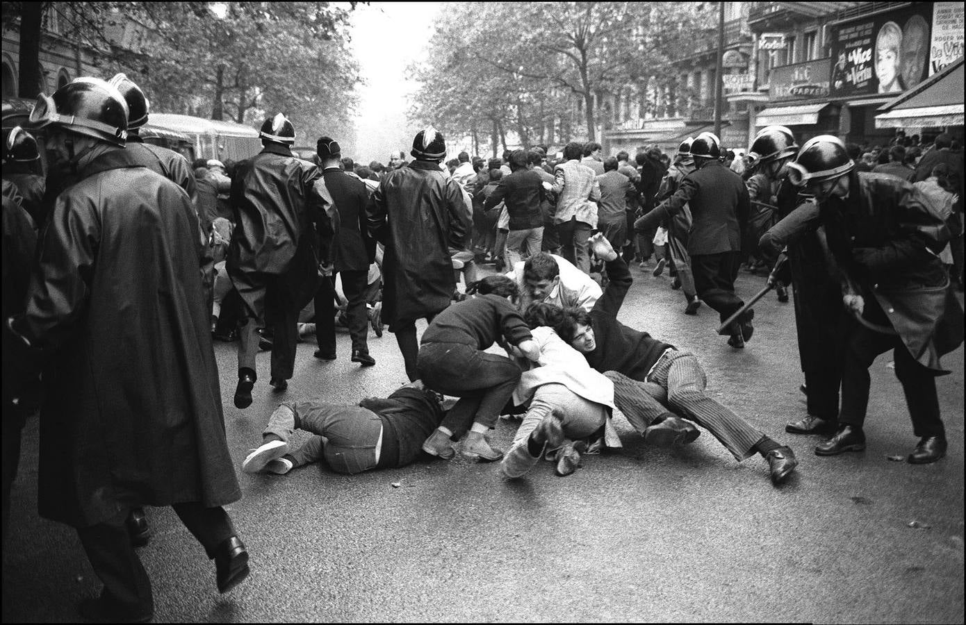 Fue un tiempo de ilusiones, de utopías… Los estudiantes tomaron las calles en mayo de 1968 para cargar contra la universidad, la sociedad de consumo y el sistema. Querían cambiar el mundo. Artistas e intelectuales cántabros recuerdan cómo vivieron un episodio histórico que se contagió a todo el mundo