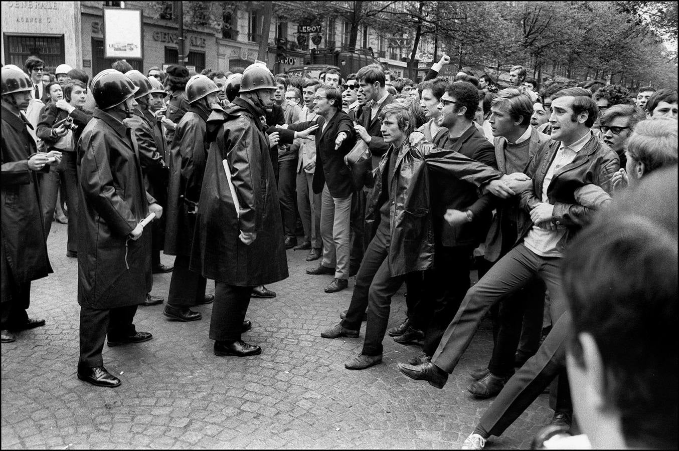 Fue un tiempo de ilusiones, de utopías… Los estudiantes tomaron las calles en mayo de 1968 para cargar contra la universidad, la sociedad de consumo y el sistema. Querían cambiar el mundo. Artistas e intelectuales cántabros recuerdan cómo vivieron un episodio histórico que se contagió a todo el mundo