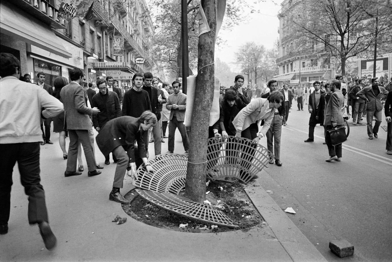 Fue un tiempo de ilusiones, de utopías… Los estudiantes tomaron las calles en mayo de 1968 para cargar contra la universidad, la sociedad de consumo y el sistema. Querían cambiar el mundo. Artistas e intelectuales cántabros recuerdan cómo vivieron un episodio histórico que se contagió a todo el mundo