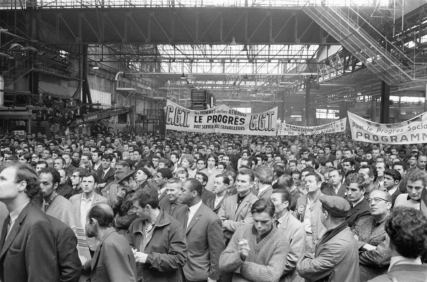 Fue un tiempo de ilusiones, de utopías… Los estudiantes tomaron las calles en mayo de 1968 para cargar contra la universidad, la sociedad de consumo y el sistema. Querían cambiar el mundo. Artistas e intelectuales cántabros recuerdan cómo vivieron un episodio histórico que se contagió a todo el mundo