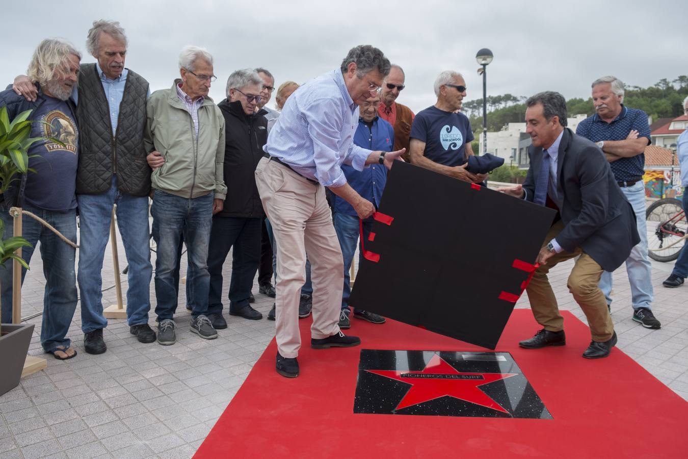 Fotos: Laura Revuelta y los pioneros del surf en Cantabria ya tienen sus estrellas en Somo