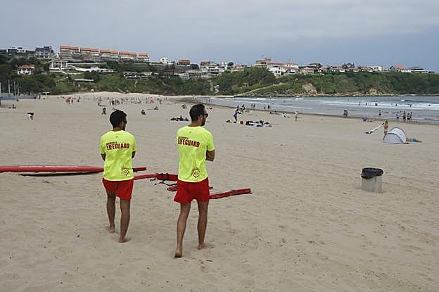 Una pareja de socorristas de Suances, ayer, en la playa de La Concha. 