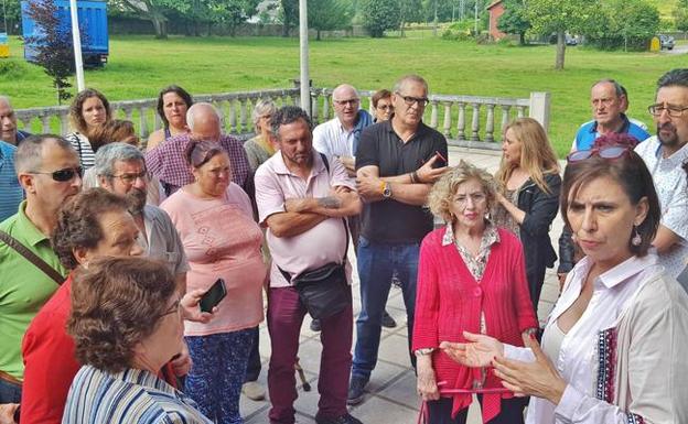 Medio centenar de vecinos se acercaron al Ayuntamiento para manifestar su protesta y se reunieron con la alcaldesa y Argumosa.