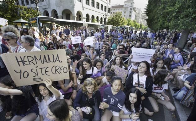 Más de un millar de cántabros cortan la calle y muestran su indignación ante la decisión judicial