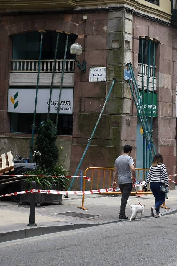 Fotos: Edificio desalojado en Torrelavega por el riesgo de derrumbe de su fachada