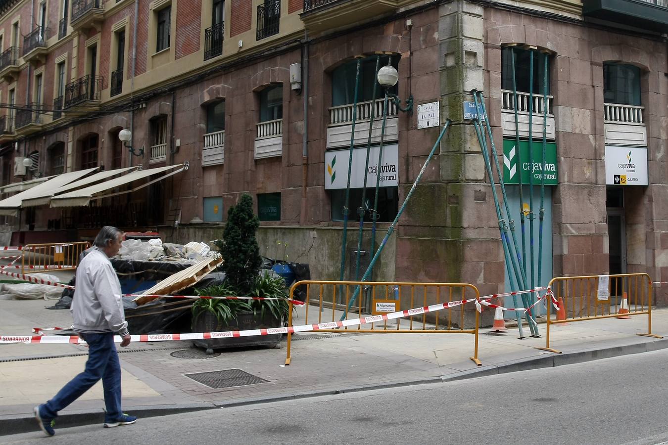 Fotos: Edificio desalojado en Torrelavega por el riesgo de derrumbe de su fachada