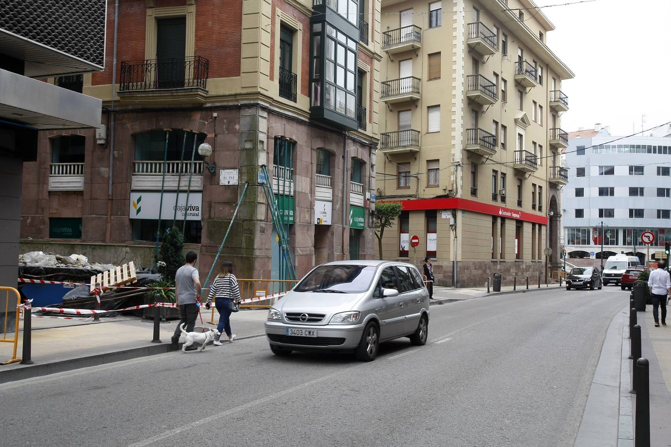 Fotos: Edificio desalojado en Torrelavega por el riesgo de derrumbe de su fachada