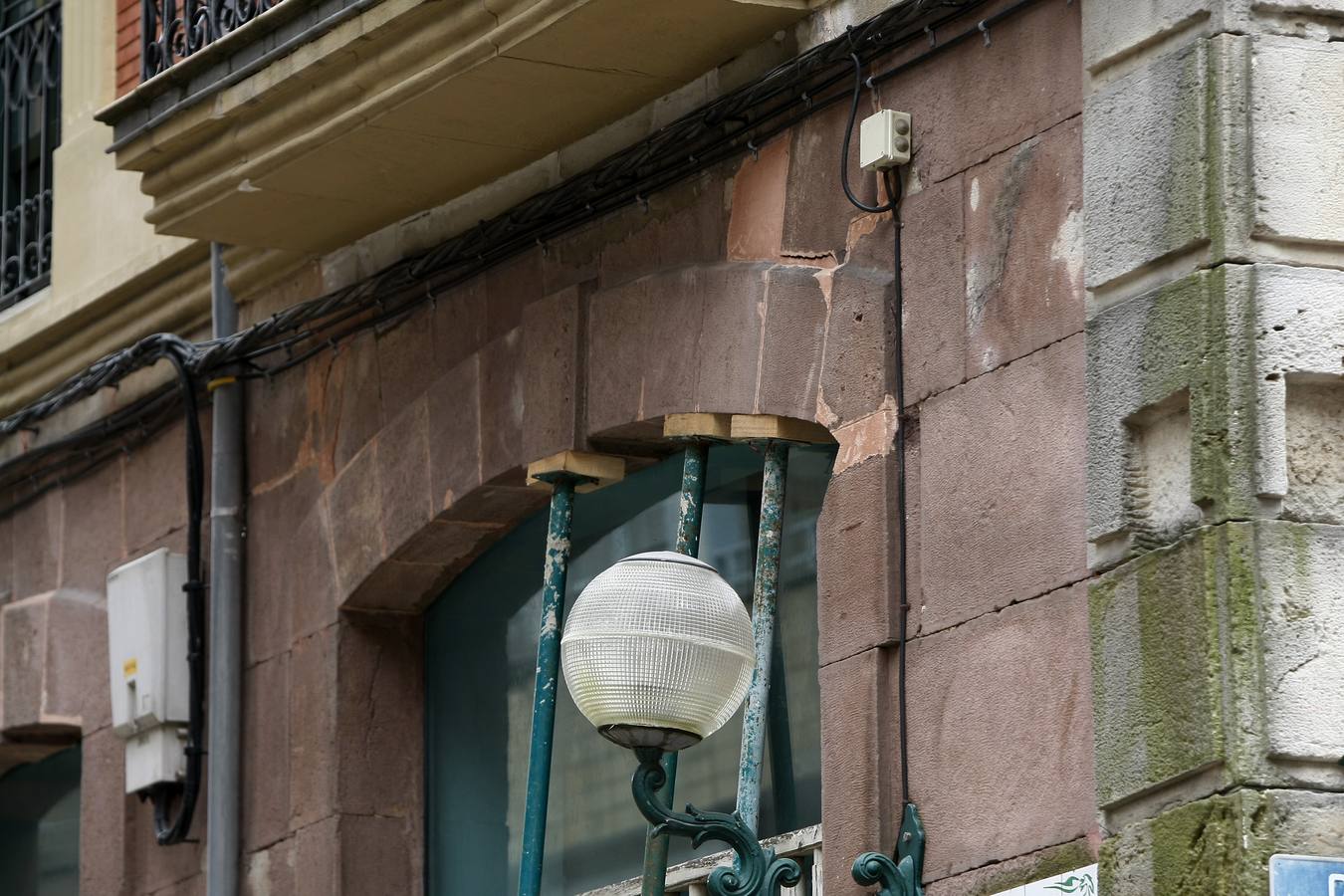 Fotos: Edificio desalojado en Torrelavega por el riesgo de derrumbe de su fachada