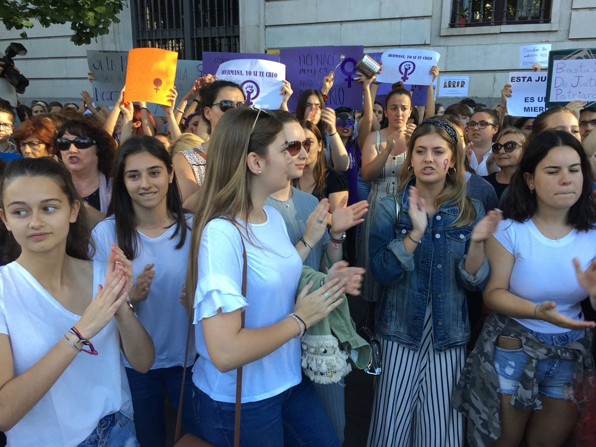 Fotos: Cacerolada en Cantabria contra la libertad de &#039;La Manada&#039;