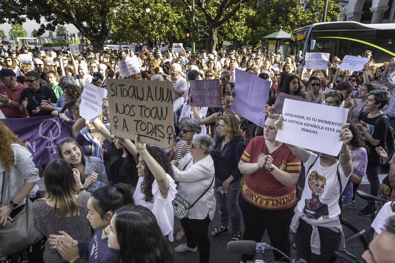 Fotos: Cacerolada en Cantabria contra la libertad de &#039;La Manada&#039;