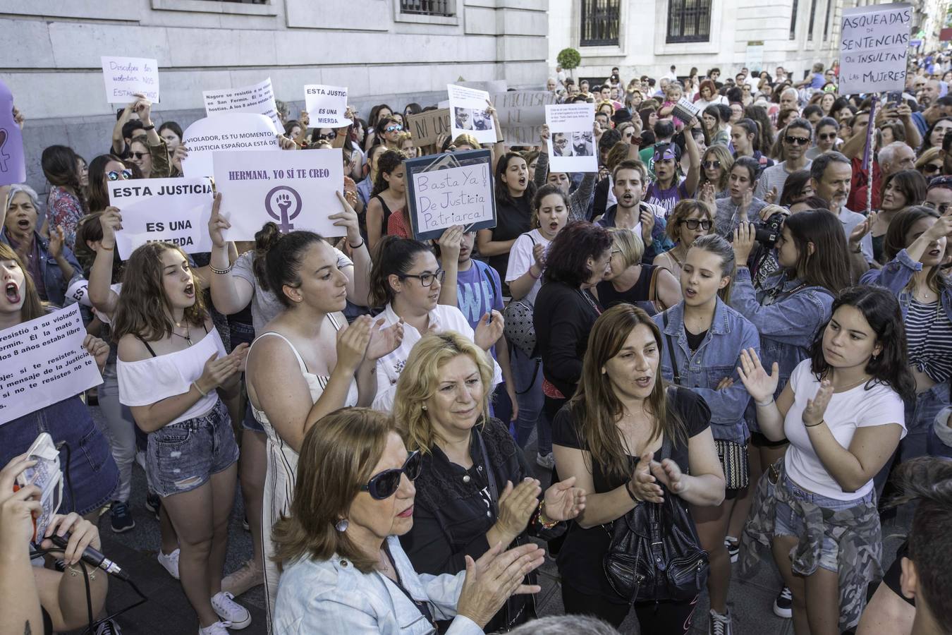 Fotos: Cacerolada en Cantabria contra la libertad de &#039;La Manada&#039;