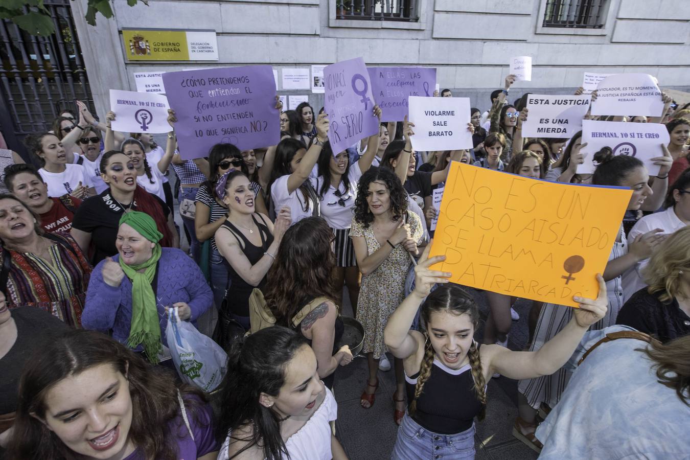 Fotos: Cacerolada en Cantabria contra la libertad de &#039;La Manada&#039;