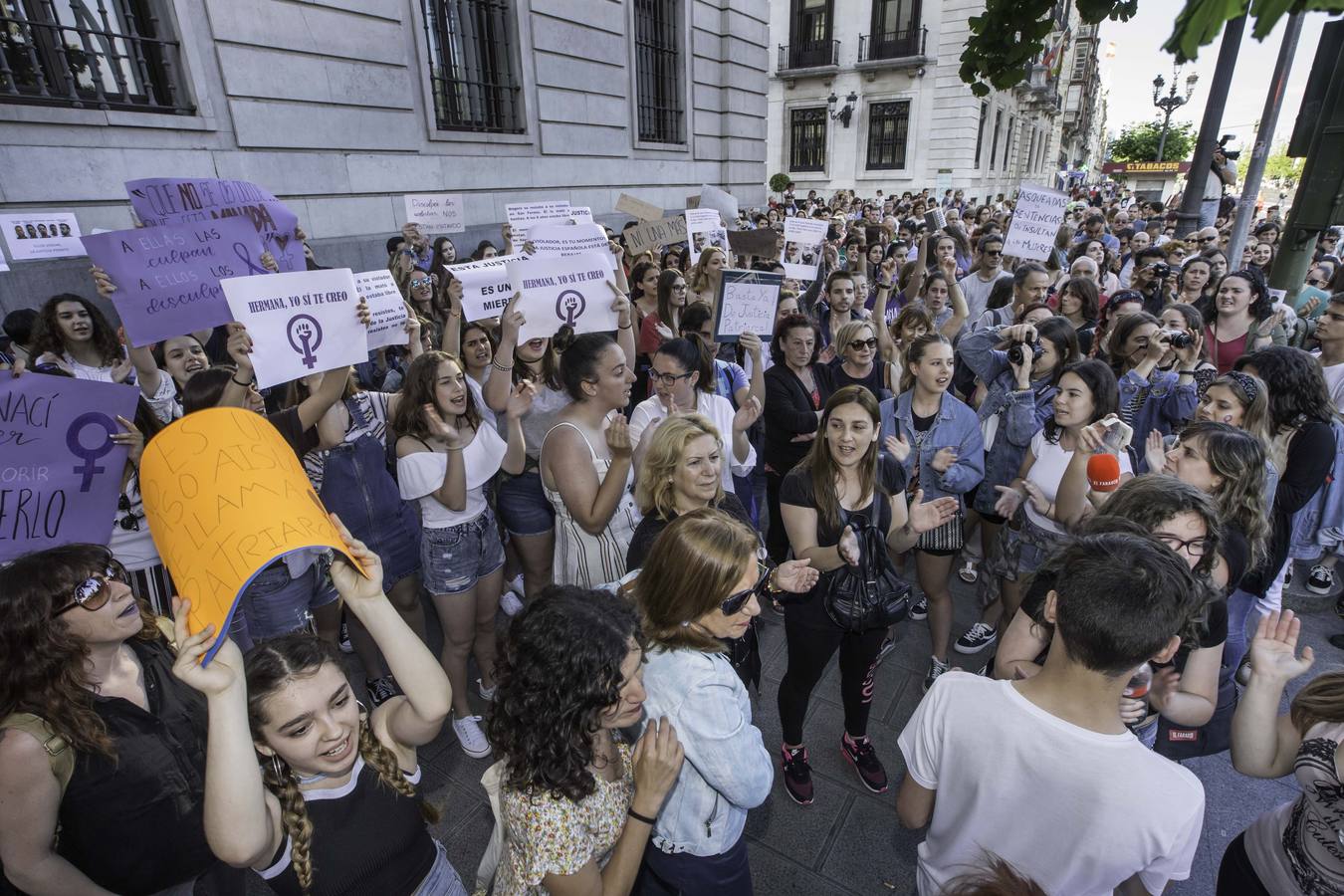 Fotos: Cacerolada en Cantabria contra la libertad de &#039;La Manada&#039;