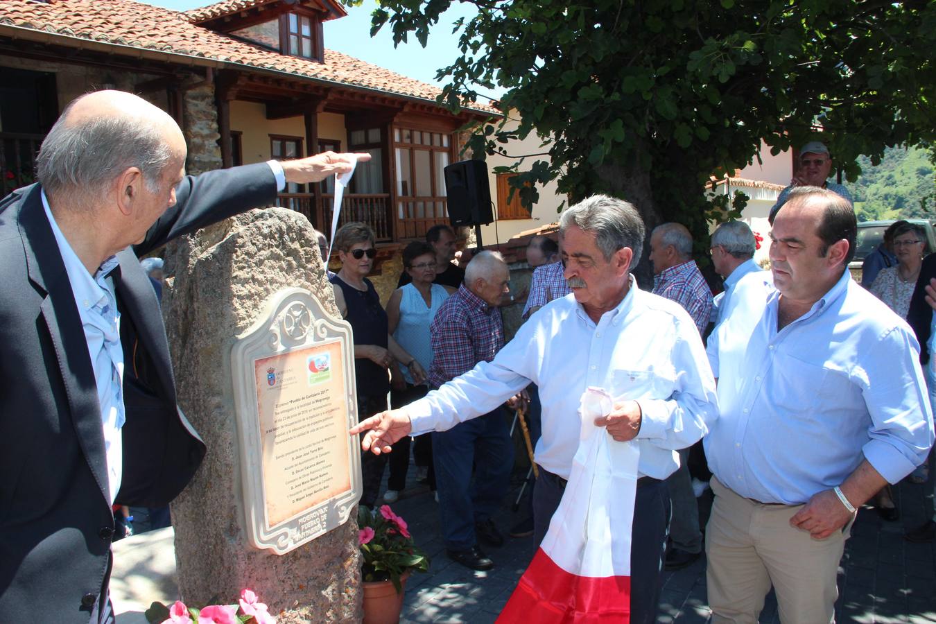 Fotos: Mogrovejo ya tiene en sus manos el premio al Pueblo de Cantabria 2017