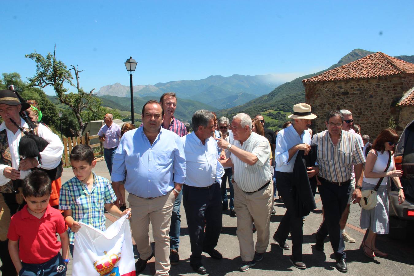 Fotos: Mogrovejo ya tiene en sus manos el premio al Pueblo de Cantabria 2017