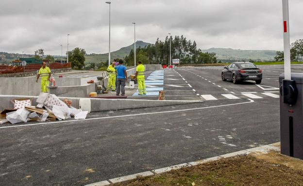 El estacionamiento, ubicado junto al acceso al campo de rugby, ya está acabado a falta de algunos detalles. 