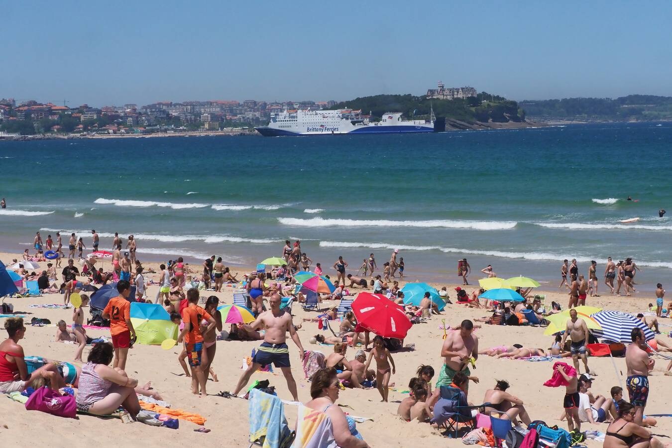 Las altas temperaturas de este fin de semana han llevado a miles de personas a disfrutar durante el día de los arenales de Cantabria.