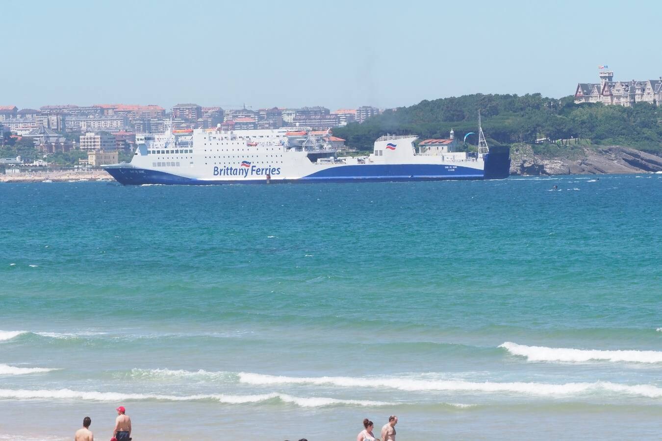 Las altas temperaturas de este fin de semana han llevado a miles de personas a disfrutar durante el día de los arenales de Cantabria.