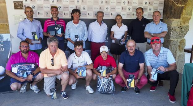 Los ganadores del Torneo Amigos de Santa Marina posan con sus trofeos al término de la competición.