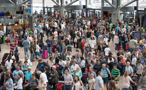 Aglomeración de pasajeros en el aeropuerto alemán de Hamburgo. 