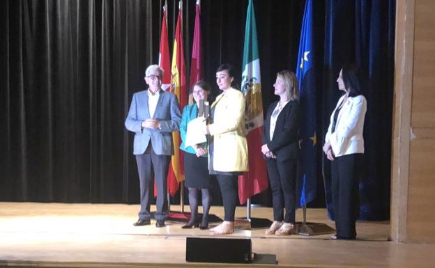 Rosalina López Visitación recogió el galardón en nombre del Ayuntamiento de Laredo.