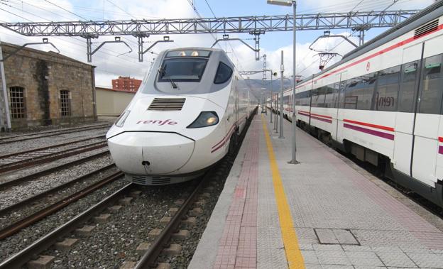 El Alvia, actual tren que cubre el trayecto de Santander y Madrid, a su paso por la estación de Reinosa. 