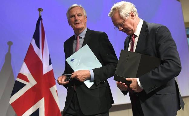Michel Barnier (izda), jefe de negociaciones de la Comisión Europea con el Reino Unido sobre el Brexit, en un encuentro con David Davis (dcha), secretario de Estado del Reino Unido para el Brexit. 