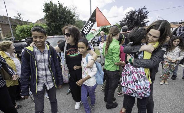 Niños saharauis y sus familias de acogida en el programa 'Vacaciones en paz en Cantabria' del año pasado. 