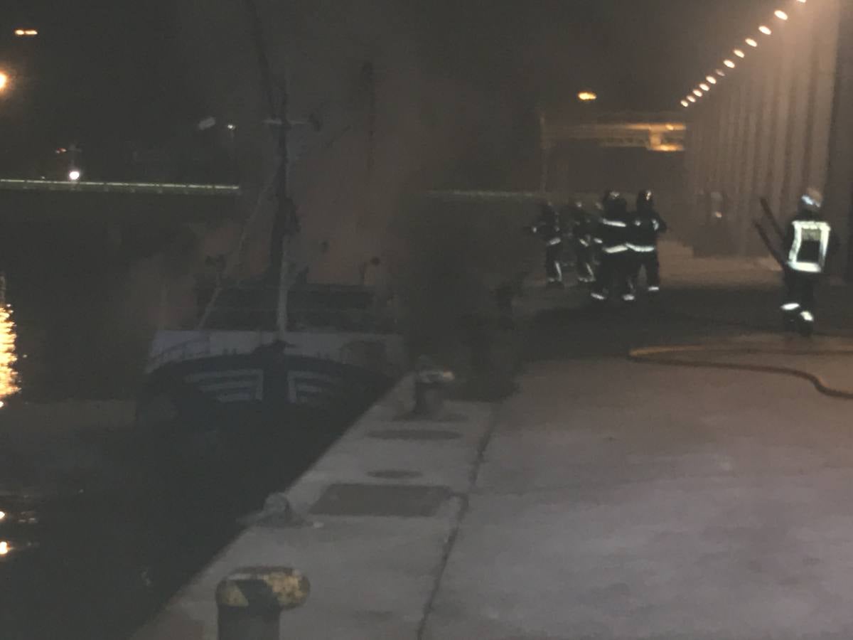 Fotos: Arde un barco cargado de bonito en el Barrio Pesquero